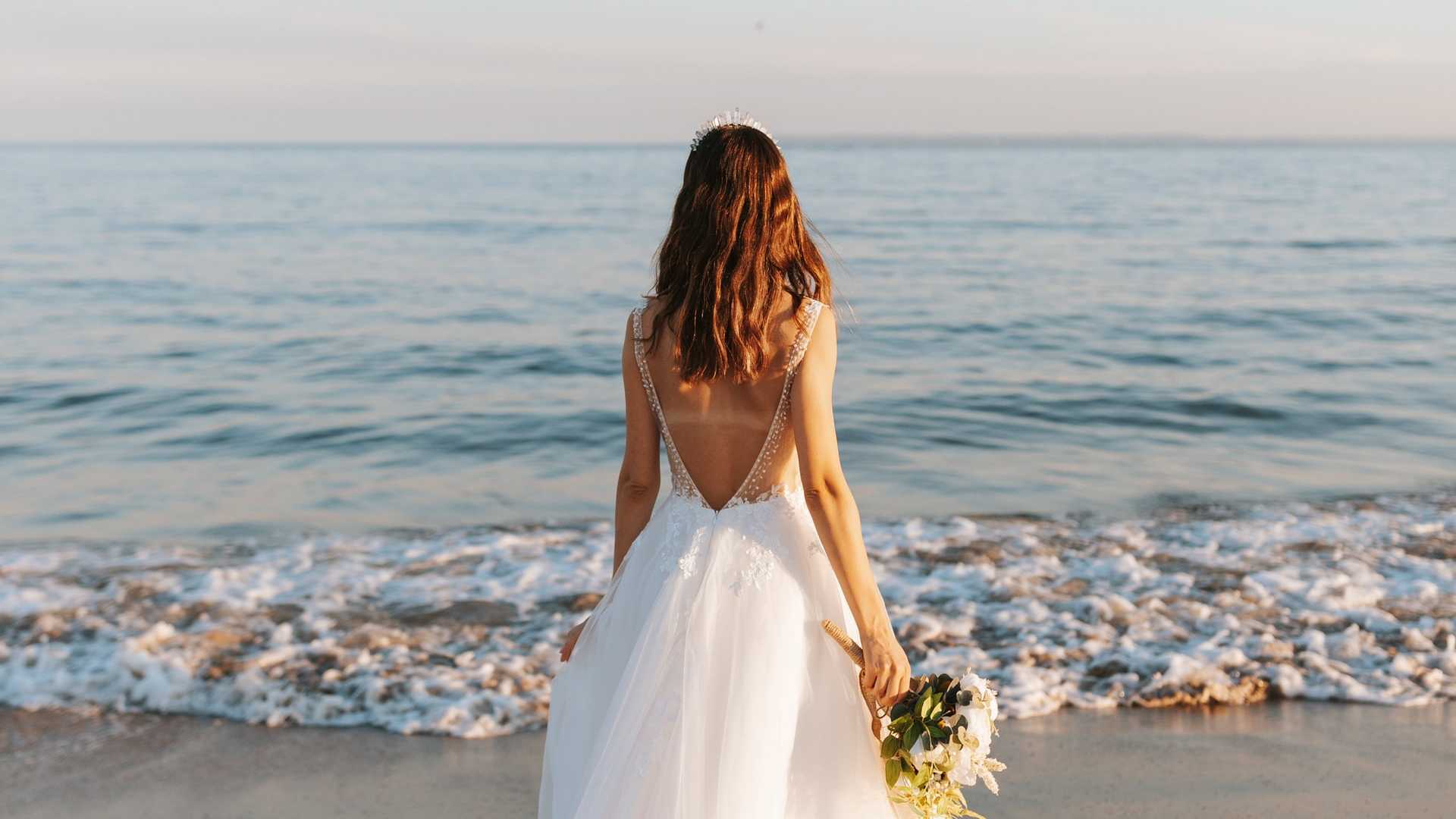 sposa abbronzata al mare