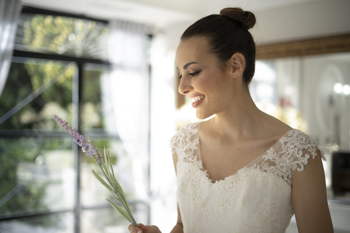 sposa con trucco naturale e bouquet