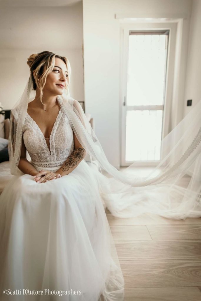 Sposa guarda la finestra