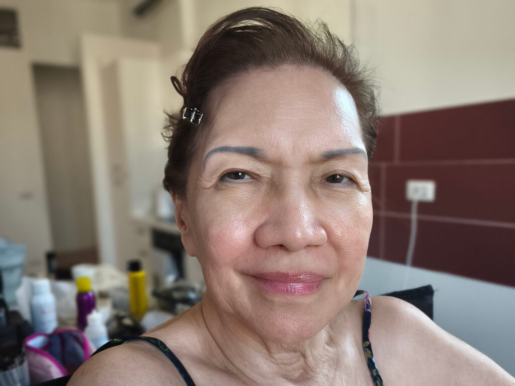 Occhio incappucciato su viso maturo prima del trucco: la palpebra mobile è coperta dalla piega