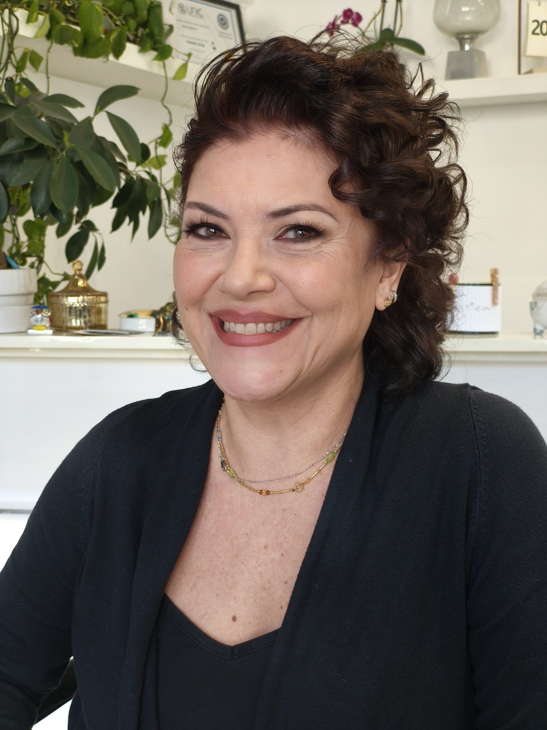 Trucco per occhi incappucciati su donna over 50: sguardo aperto e definito